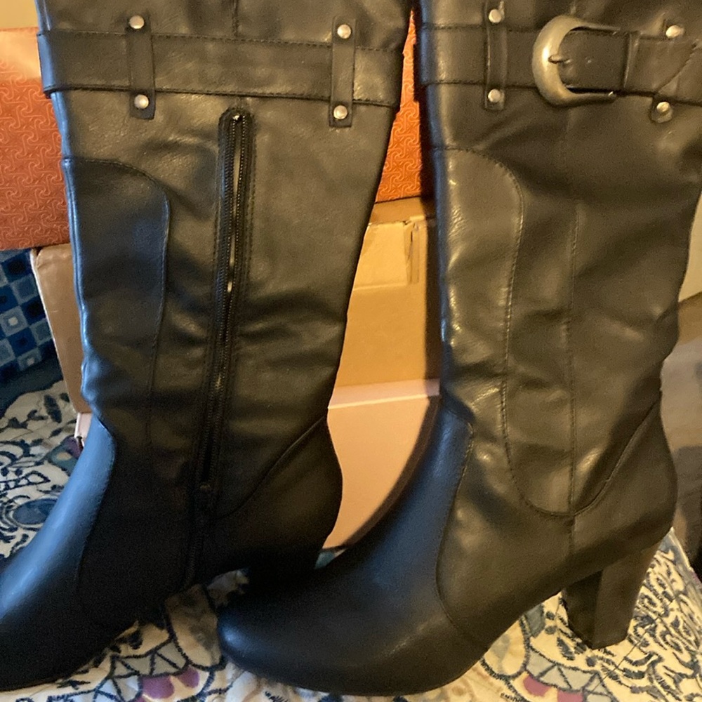 Women’s mid leg boot with buckle and inside zipper